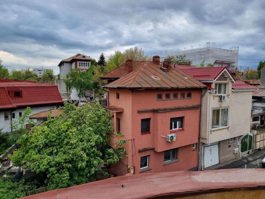 Cozy Apartment Near City Center Bukarest Exterior foto