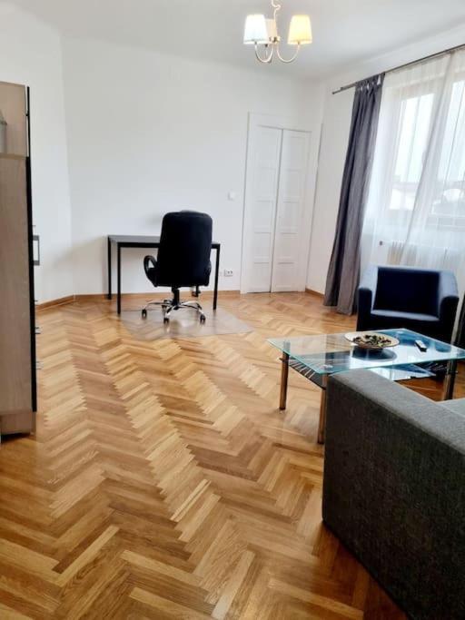 Cozy Apartment Near City Center Bukarest Exterior foto