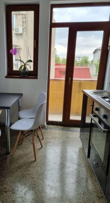 Cozy Apartment Near City Center Bukarest Exterior foto